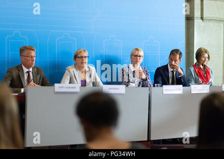 Stockholm, Schweden, 23. August 2018. Außenminister Margot Wallström lanciert ein Handbuch in feministischen Außenpolitik. Schweden ist weltweit die erste, die eine feministische Außenpolitik und das Handbuch verfolgen und ist der erste seiner Art. Es enthält Methoden, Tipps und Checklisten. Das Handbuch sollte eine Ressource für staatliche und nicht-staatliche Akteure in der internationalen Arbeit für die Gleichstellung der Geschlechter und alle Frauen und Mädchen Menschenrechte sein. Credit: Barbro Bergfeldt/Alamy leben Nachrichten Stockfoto