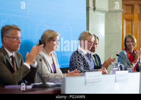 Stockholm, Schweden, 23. August 2018. Außenminister Margot Wallström lanciert ein Handbuch in feministischen Außenpolitik. Schweden ist weltweit die erste, die eine feministische Außenpolitik und das Handbuch verfolgen und ist der erste seiner Art. Es enthält Methoden, Tipps und Checklisten. Das Handbuch sollte eine Ressource für staatliche und nicht-staatliche Akteure in der internationalen Arbeit für die Gleichstellung der Geschlechter und alle Frauen und Mädchen Menschenrechte sein. Credit: Barbro Bergfeldt/Alamy leben Nachrichten Stockfoto