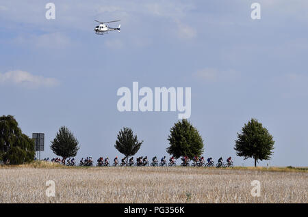 Koblenz, Deutschland. 23 Aug, 2018. Radfahren, UCI Europäische Serie, Deutschland Tour, Koblenz - Bonn (157, 00 Km), Phase 1: ein Hubschrauber kreisen über dem Feld. Quelle: Bernd Thissen/dpa/Alamy leben Nachrichten Stockfoto