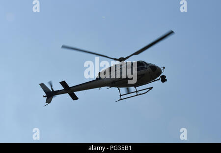 Koblenz, Deutschland. 23 Aug, 2018. Radfahren, UCI Europäische Serie, Deutschland Tour, Koblenz - Bonn (157, 00 Km), Phase 1: ein Helikopter fliegt über das Feld. Quelle: Bernd Thissen/dpa/Alamy leben Nachrichten Stockfoto