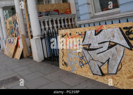 West London. UK 23 Aug 2018 - Wohnimmobilien bis vor der Notting Hill Carnival, die diese Bank Holiday Wochenende bestiegen worden. Credit: Dinendra Haria/Alamy leben Nachrichten Stockfoto