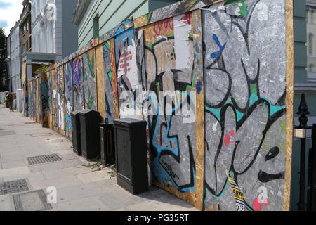 West London. UK 23 Aug 2018 - Wohnimmobilien bis vor der Notting Hill Carnival, die diese Bank Holiday Wochenende bestiegen worden. Credit: Dinendra Haria/Alamy leben Nachrichten Stockfoto