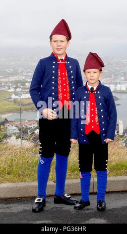 Tórshavn, Färöer, Dänemark. 23 Aug, 2018. Prinz Christian und Prinz Vincent von Dänemark, die mit der Royal Schiff, HDMY Dannebrog an Bursatangi, am 23. August 2018, auf die 1. Der 4 Tage Besuch auf den Färöern Foto: Albert Nieboer/Niederlande/Point de Vue | Quelle: dpa/Alamy leben Nachrichten Stockfoto