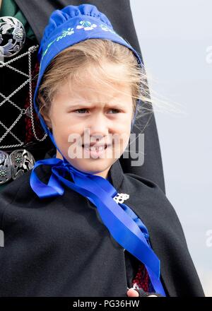 Tórshavn, Färöer, Dänemark. 23 Aug, 2018. Prinzessin von Dänemark Josehpine kommen mit der der Royal Schiff, HDMY Dannebrog an Bursatangi, am 23. August 2018, auf die 1. Der 4 Tage Besuch auf den Färöern Foto: Albert Nieboer/Niederlande/Point de Vue | Quelle: dpa/Alamy leben Nachrichten Stockfoto