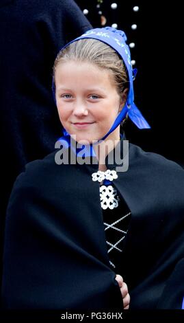 Tórshavn, Färöer, Dänemark. 23 Aug, 2018. Prinzessin Isabella von Dänemark, die mit der Royal Schiff, HDMY Dannebrog an Bursatangi, am 23. August 2018, auf die 1. Der 4 Tage Besuch auf den Färöern Foto: Albert Nieboer/Niederlande/Point de Vue | Quelle: dpa/Alamy leben Nachrichten Stockfoto