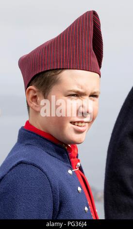 Tórshavn, Färöer, Dänemark. 23 Aug, 2018. Prinz Christian von Dänemark, die mit der Royal Schiff, HDMY Dannebrog an Bursatangi, am 23. August 2018, auf die 1. Der 4 Tage Besuch auf den Färöern Foto: Albert Nieboer/Niederlande/Point de Vue | Quelle: dpa/Alamy leben Nachrichten Stockfoto
