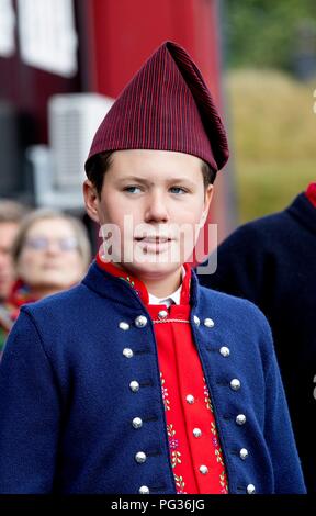 Tórshavn, Färöer, Dänemark. 23 Aug, 2018. Prinz Christian von Dänemark, die mit der Royal Schiff, HDMY Dannebrog an Bursatangi, am 23. August 2018, auf die 1. Der 4 Tage Besuch auf den Färöern Foto: Albert Nieboer/Niederlande/Point de Vue | Quelle: dpa/Alamy leben Nachrichten Stockfoto