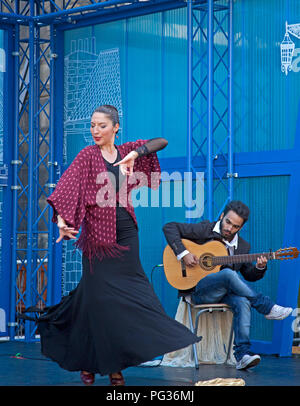 Edinburgh, Schottland, Großbritannien, 23. August 2018. Edinburgh Fringe Festival, die Royal Mile, in der mercat Bühne gab es eine feurige Tanz und Spanische Gitarre Leistung von Flamenco Wurzeln. Stockfoto