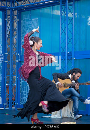 Edinburgh, Schottland, Großbritannien, 23. August 2018. Edinburgh Fringe Festival, die Royal Mile, in der mercat Bühne gab es eine feurige Tanz und Spanische Gitarre Leistung von Flamenco Wurzeln. Stockfoto