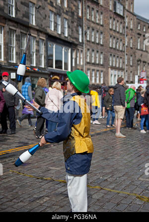 Edinburgh, Schottland, Großbritannien, 23. August 2018. Edinburgh Fringe Festival, Royal Mile, der 12 Jahre alte Patrick aus Edinburgh spielt mit dem Feuer mit seinem Balanceakt erscheinen an seinem ersten Fringe als Straßenmusikant Stockfoto