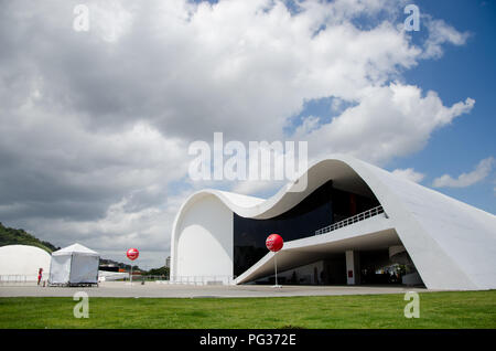 Niteroi, Brasilien. 8 Dez, 2013. Eine allgemeine Ansicht von Oscar Niemeyer Beliebte Theater in Niteroi. Niteroi ist eine Gemeinde des Staates Rio de Janeiro. Rio de Janeiro ist die viertgrößte Stadt in Südamerika mit einer Bevölkerung von über 6 Millionen Menschen. Credit: Omar Marques/SOPA Images/ZUMA Draht/Alamy leben Nachrichten Stockfoto