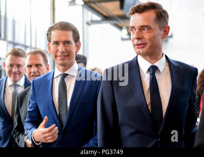 Erfurt, Deutschland. 23 Aug, 2018. Der österreichische Kanzler Sebastian Kurz (L) von der Österreichischen Volkspartei (OVP) und Mike Mohring, Landesvorsitzender der CDU Thüringen, kommen zu dem jährlichen Empfang der CDU-Fraktion im Thüringer Landtag. Quelle: Britta Pedersen/dpa-Zentralbild/dpa/Alamy leben Nachrichten Stockfoto