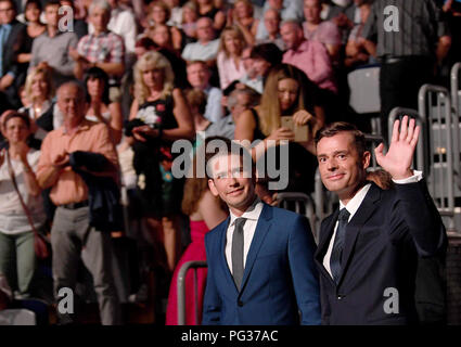 Erfurt, Deutschland. 23 Aug, 2018. Der österreichische Kanzler Sebastian Kurz (L) von der Österreichischen Volkspartei (OVP) und Mike Mohring, Landesvorsitzender der CDU Thüringen, kommen zu dem jährlichen Empfang der CDU-Fraktion im Thüringer Landtag. Quelle: Britta Pedersen/dpa-Zentralbild/dpa/Alamy leben Nachrichten Stockfoto