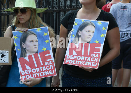 Gdansk, Polen, 23. August 2018 Protest gegen Abschiebung aus Polen einen ukrainischen offenen Dialog Aktivist Ludmila Kozlowska (Ljudmila Kozlovska) nach Kritik der rechten PiS (Recht und Gerechtigkeit) Regierung deportiert. Ljudmila Kozlovska lebten in Polen mit ihrem polnischen Ehemann für 10 Jahre. Demonstranten mit ljudmila Kozlovska Bilder gesehen © vadim Pacajev/Alamy leben Nachrichten Stockfoto