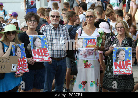 Gdansk, Polen, 23. August 2018 Protest gegen Abschiebung aus Polen einen ukrainischen offenen Dialog Aktivist Ludmila Kozlowska (Ljudmila Kozlovska) nach Kritik der rechten PiS (Recht und Gerechtigkeit) Regierung deportiert. Ljudmila Kozlovska lebten in Polen mit ihrem polnischen Ehemann für 10 Jahre. Demonstranten mit ljudmila Kozlovska Bilder gesehen © vadim Pacajev/Alamy leben Nachrichten Stockfoto