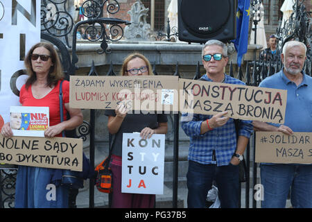 Gdansk, Polen, 23. August 2018 Protest gegen Abschiebung aus Polen einen ukrainischen offenen Dialog Aktivist Ludmila Kozlowska (Ljudmila Kozlovska) nach Kritik der rechten PiS (Recht und Gerechtigkeit) Regierung deportiert. Ljudmila Kozlovska lebten in Polen mit ihrem polnischen Ehemann für 10 Jahre. Demonstranten mit ljudmila Kozlovska Bilder gesehen © vadim Pacajev/Alamy leben Nachrichten Stockfoto