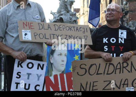 Gdansk, Polen, 23. August 2018 Protest gegen Abschiebung aus Polen einen ukrainischen offenen Dialog Aktivist Ludmila Kozlowska (Ljudmila Kozlovska) nach Kritik der rechten PiS (Recht und Gerechtigkeit) Regierung deportiert. Ljudmila Kozlovska lebten in Polen mit ihrem polnischen Ehemann für 10 Jahre. Demonstranten mit ljudmila Kozlovska Bilder gesehen © vadim Pacajev/Alamy leben Nachrichten Stockfoto