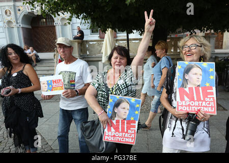 Gdansk, Polen, 23. August 2018 Protest gegen Abschiebung aus Polen einen ukrainischen offenen Dialog Aktivist Ludmila Kozlowska (Ljudmila Kozlovska) nach Kritik der rechten PiS (Recht und Gerechtigkeit) Regierung deportiert. Ljudmila Kozlovska lebten in Polen mit ihrem polnischen Ehemann für 10 Jahre. Demonstranten mit ljudmila Kozlovska Bilder gesehen © vadim Pacajev/Alamy leben Nachrichten Stockfoto