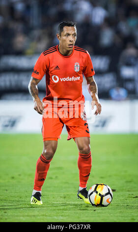 Partizan Stadion, Belgrad, Serbien. 23 Aug, 2018. UEFA Europa League Qualifikation 1 Bein, Partizan gegen Besiktas; Adriano von besiktas am Ball Quelle: Aktion plus Sport/Alamy leben Nachrichten Stockfoto