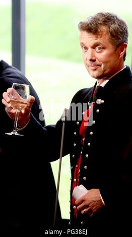 Tórshavn, Färöer, Dänemark. 23 Aug, 2018. Krone Frederik von Dänemark Toast an der Nordic House in Torshavn, am 23. August 2018, bei einem Diner Host durch den Ministerpräsidenten auf die 1. Der 4 Tage Besuch auf den Färöern Foto: Albert Nieboer/Niederlande/Point de Vue | Quelle: dpa/Alamy leben Nachrichten Stockfoto