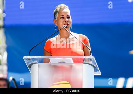 New York, USA. 23 Aug, 2018. Katrina Adams ist ein ehemaliger US-professional tennis player. Sie ist der aktuelle Präsident der United States Tennis Association bei den US Open Live zeichnen Enthüllung bei den US Open in Brookfield am 23. August 2018 in New York City. (Foto: VANESSA CARVALHO/BRASILIEN FOTO PRESSE) Credit: Brasilien Foto Presse/Alamy leben Nachrichten Stockfoto