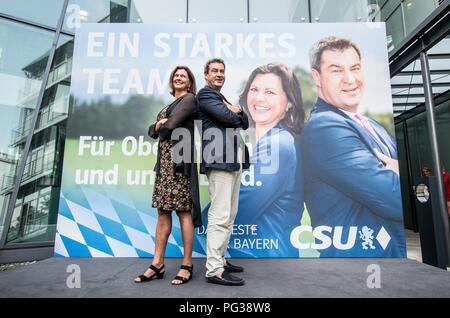 München, Bayern, Deutschland. 23 Aug, 2018. ILSA AIGNER, Staatsminister und Markus Soeder, Ministerpräsident von Bayern, posieren vor Ihrer gemeinsamen Wahlkampf Poster. Die bayerische CSU zeigte heute die ersten Plakate und Slogans für die Oktober bayerische Landtagswahl (Wahlen). Die CSU hat einen Gegenvorschlag anspruchsvolle Anstand von der politischen Opposition. Credit: Sachelle Babbar/ZUMA Draht/Alamy leben Nachrichten Stockfoto