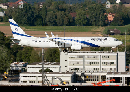 Zürich, Schweiz. 12 Aug, 2018. El Al Israel Airlines Boeing 737-900Landung am Flughafen Zürich-Kloten. Credit: Fabrizio Gandolfo/SOPA Images/ZUMA Draht/Alamy leben Nachrichten Stockfoto