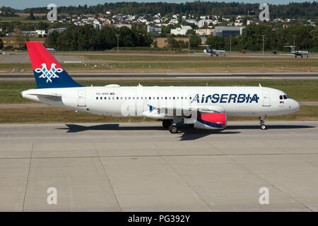 Zürich, Schweiz. 12 Aug, 2018. Air Serbien Airbus 320 Rollen in Zürich Kloten. Credit: Fabrizio Gandolfo/SOPA Images/ZUMA Draht/Alamy leben Nachrichten Stockfoto