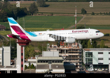 Zürich, Schweiz. 12 Aug, 2018. Eurowings Airbus 320 Landung am Flughafen Zürich-Kloten. Credit: Fabrizio Gandolfo/SOPA Images/ZUMA Draht/Alamy leben Nachrichten Stockfoto