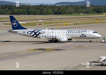 Zürich, Schweiz. 12 Aug, 2018. KLM cityhopper Embraer 190-100 STD in Skyteam Lackierung vorbereitet, wieder zu Hause nach Amsterdam mit Push zurück in Zürich Kloten Flughafen zu kommen. Credit: Fabrizio Gandolfo/SOPA Images/ZUMA Draht/Alamy leben Nachrichten Stockfoto