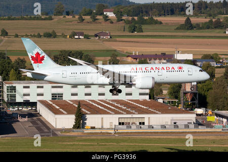 Zürich, Schweiz. 12 Aug, 2018. Air Canada Boeing 787-8 Dreamliner Landung am Flughafen Zürich-Kloten. Credit: Fabrizio Gandolfo/SOPA Images/ZUMA Draht/Alamy leben Nachrichten Stockfoto