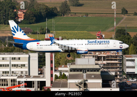 Zürich, Schweiz. 12 Aug, 2018. SunExpress Boeing 737-800 gesehen der Landung am Flughafen Zürich Kloten. Credit: Fabrizio Gandolfo/SOPA Images/ZUMA Draht/Alamy leben Nachrichten Stockfoto