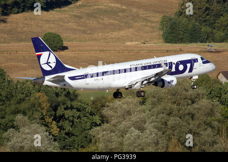 Zürich, Schweiz. 11 Aug, 2018. LOT Polish Airlines Embraer 170-200 LR auf Finale in Zürich Kloten. Credit: Fabrizio Gandolfo/SOPA Images/ZUMA Draht/Alamy leben Nachrichten Stockfoto