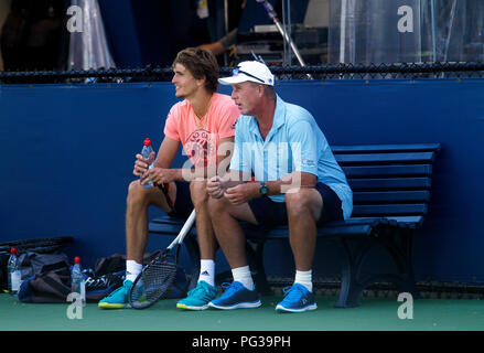 New York, Vereinigte Staaten. 23 Aug, 2018. New York, N. Y, 23. August 2018 - US Open Tennis Praxis: Deutschlands Alexander Zverev, Links, Gespräche mit seinen neuen Trainer, Ivan Lendl Nach dem Üben an der Billie Jean King National Tennis Center in Flushing Meadows, New York, als Spieler für die US Open, die am kommenden Montag beginnt, vorbereitet. Quelle: Adam Stoltman/Alamy leben Nachrichten Stockfoto