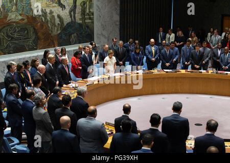 Vereinten Nationen. 23 Aug, 2018. Der Sicherheitsrat stellt eine Schweigeminute zu Ehren des ehemaligen Generalsekretärs der Vereinten Nationen, Kofi Annan, im UN-Hauptquartier in New York am 23.08.2018. Annan, eine Ghanaische Diplomat und ein Friedensnobelpreisträger, starb am Samstag in der Schweiz, im Alter von 80 Jahren. Er diente als UN-Generalsekretär für 10 Jahre bis Ende 2006. Credit: Li Muzi/Xinhua/Alamy leben Nachrichten Stockfoto