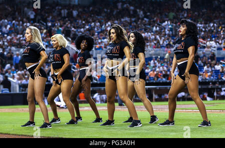 22. August 2018: Die marlins Meerjungfrauen für das Publikum bei einem MLB Spiel zwischen den New York Yankees und die Miami Marlins am die Marlins Park in Miami, Florida. Die Marlins gewann 9-3. Mario Houben/CSM Stockfoto