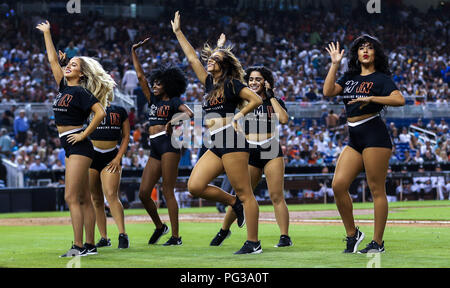 22. August 2018: Die marlins Meerjungfrauen für das Publikum bei einem MLB Spiel zwischen den New York Yankees und die Miami Marlins am die Marlins Park in Miami, Florida. Die Marlins gewann 9-3. Mario Houben/CSM Stockfoto