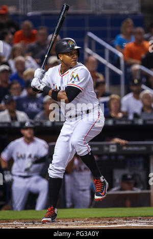 22. August 2018: Miami Marlins zweiter Basisspieler Starlin Castro (13) at bat bei einem MLB Spiel zwischen den New York Yankees und die Miami Marlins am die Marlins Park in Miami, Florida. Die Marlins gewann 9-3. Mario Houben/CSM Stockfoto