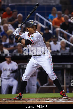 22. August 2018: Miami Marlins zweiter Basisspieler Starlin Castro (13) at bat bei einem MLB Spiel zwischen den New York Yankees und die Miami Marlins am die Marlins Park in Miami, Florida. Die Marlins gewann 9-3. Mario Houben/CSM Stockfoto