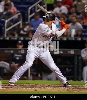 22. August 2018: Miami Marlins linken Feldspieler Derek Dietrich (32) at bat bei einem MLB Spiel zwischen den New York Yankees und die Miami Marlins am die Marlins Park in Miami, Florida. Die Marlins gewann 9-3. Mario Houben/CSM Stockfoto