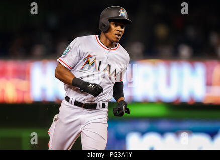 22. August 2018: Miami Marlins Mittelfeldspieler Magneuris Sierra (34) Läuft an Dritte base Score in der Unterseite des achten Inning, auf Home Run von JT Riddle (10), während ein MLB-Spiel zwischen den New York Yankees und die Miami Marlins am die Marlins Park in Miami, Florida. Die Marlins gewann 9-3. Mario Houben/CSM Stockfoto