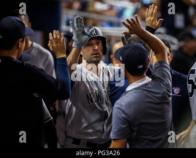 22. August 2018: Die New York Yankees zweiter Basisspieler Neil Walker (14) ist durch Mannschaftskameraden im Dugout begrüßte, nachdem er ein Opfer fliegen in der Oberseite des sechsten Inning, während ein MLB-Spiel zwischen den New York Yankees und die Miami Marlins am die Marlins Park in Miami, Florida. Die Marlins gewann 9-3. Mario Houben/CSM Stockfoto