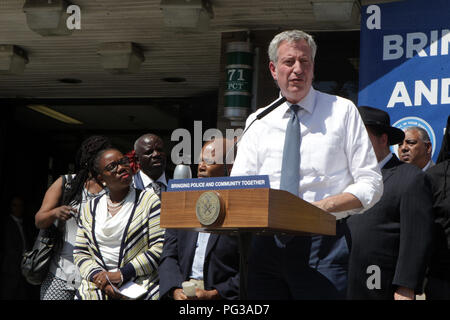 Brooklyn, NY, USA. 23 Aug, 2018. New York City Bürgermeister Bill De Blasio zusammen mit Brooklyn Borough Präsident Eric Adams, New York City Rat Mitglied Alicka Ampry-Samuel, NYPD Chief der Patrouille, Rodney Harrison zusammen mit einigen führenden Vertretern des verkünden Plan der Eingang zum Redesign und Wartezonen von vier Brooklyn Reviere (71., 73., 75. und 77 Bezirke) am 23. August 2018 in der Krone Höhen Abschnitt von Brooklyn, New York. Quelle: MPI 43/Media Punch/Alamy leben Nachrichten Stockfoto