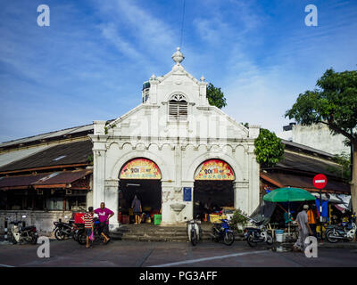 George Town, Penang, Malaysia. 22 Aug, 2018. Die Campbell Street Market in George Town. Der Markt befindet sich in einem viktorianischen Gebäude, das 1900 errichtet wurde. Es ist eines von nur zwei traditionelle Märkte in Zentral- George Town. Der Markt soll später in diesem Jahr renoviert werden. Credit: Jack Kurtz/ZUMA Draht/Alamy leben Nachrichten Stockfoto