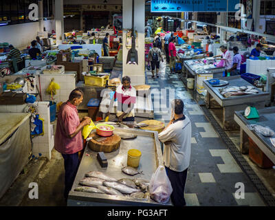 George Town, Penang, Malaysia. 24 Aug, 2018. Die Meeresfrüchte Abschnitt der Chowrasta Markt im Zentrum von George Town. Chowrasta Markt wurde ursprünglich 1890 erbaut und ist die ältere der beiden traditionellen Märkte in George Town. Das ursprüngliche Gebäude wurde abgerissen und mit einem modernen Gebäude in 1961 erneuert und hat seither mehrmals renoviert. Credit: Jack Kurtz/ZUMA Draht/Alamy leben Nachrichten Stockfoto