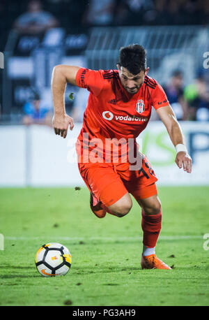 Partizan Stadion, Belgrad, Serbien. 23 Aug, 2018. UEFA Europa League Qualifikation 1 Bein, Partizan gegen Besiktas; Tolgay Arslan von Besiktas bricht auf der Kugel Credit: Aktion plus Sport/Alamy leben Nachrichten Stockfoto