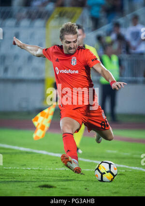 Partizan Stadion, Belgrad, Serbien. 23 Aug, 2018. UEFA Europa League Qualifikation 1 Bein, Partizan gegen Besiktas; Caner Erkin von Besiktas überquert der Ball Credit: Aktion plus Sport/Alamy leben Nachrichten Stockfoto