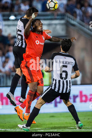 Partizan Stadion, Belgrad, Serbien. 23 Aug, 2018. UEFA Europa League Qualifikation 1 Bein, Partizan gegen Besiktas; Nachtzyklus Larin von Besiktas gewinnt den Header zum Löschen des Credit: Aktion plus Sport/Alamy leben Nachrichten Stockfoto