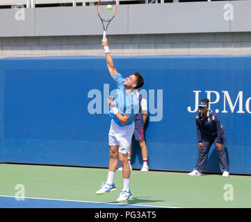 New York, NY - August 23, 2018: Pedro Martinez von Spanien kehrt Kugel während qualifizierender Tag 3 gegen Christian Harrison der USA bei US Open Tennis Meisterschaft an USTA Billie Jean King National Tennis Center Credit: Lev radin/Alamy leben Nachrichten Stockfoto