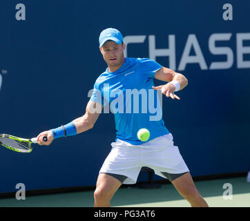 New York, NY - August 23, 2018: Christian Harrison von USA Versandkosten Kugel während qualifizierender Tag 3 gegen Pedro Martinez Spaniens bei US Open Tennis Meisterschaft an USTA Billie Jean King National Tennis Center Credit: Lev radin/Alamy leben Nachrichten Stockfoto